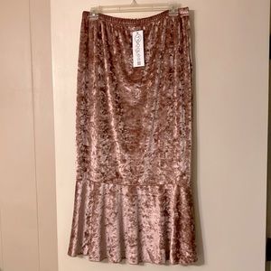 Nuggles soft velvet skirt size L NWT